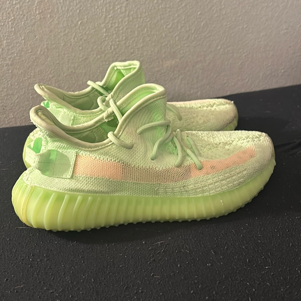 Yeezy 350 v2 “glow” size 7 1/2